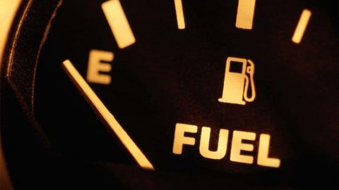 المرور السعودي ينفي مخالفة من يسير بخزان وقود أقل من الربع