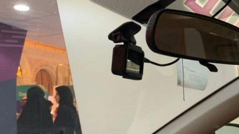 سيارة ذكية في مؤتمر السلامة المرورية بالسعودية تحدد المخالفات التي يرتكبها السائق