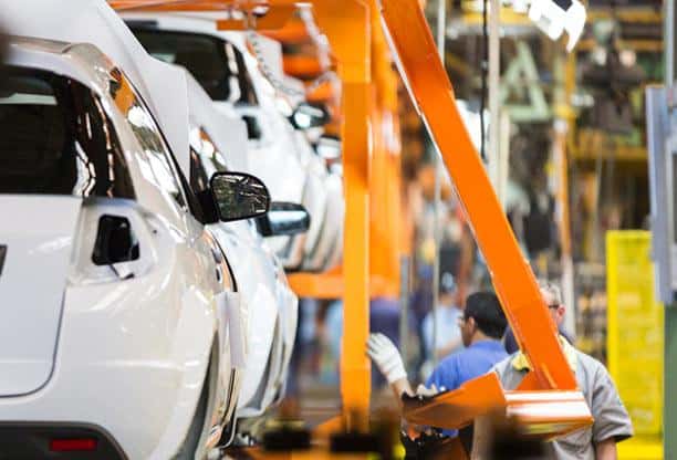 خبراء يؤكد أهمية صناعة السيارات ودورها الحيوي في السعودية