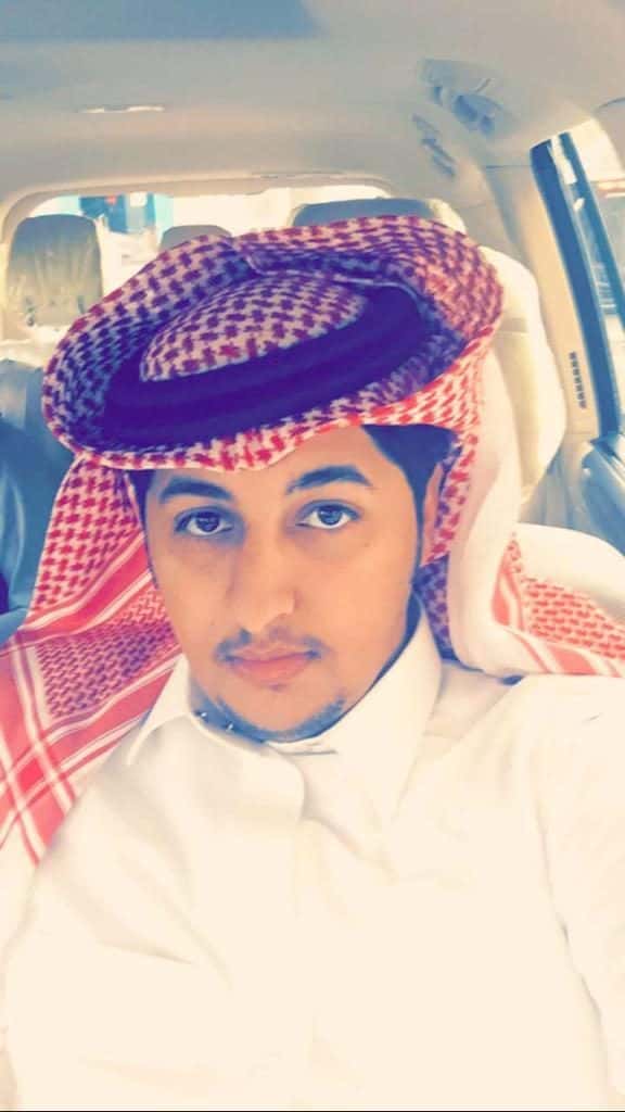 رجل أمن سعودي ينقذ بشكل بطولي طفل من داخل سيارة مشتعلة !!