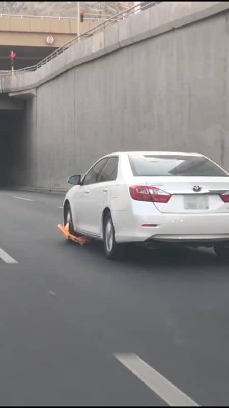 فيديو : رصد سائق مجنون قاد سيارته بكلبش شركة تشغيل مواقف مكة