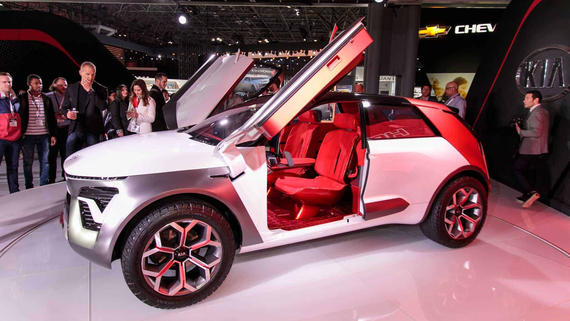 كيا هابانيرو التجريبية تظهر كسيارة كروس أوفر كهربائية ملونة