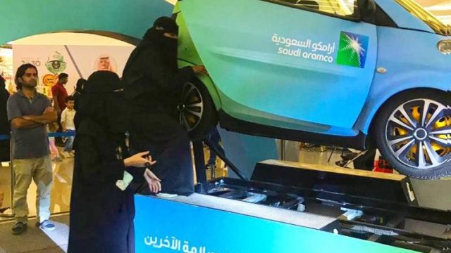 أرامكو تقدم سيارة تحاكي الانقلاب في أسبوع المرور العربي بجدة