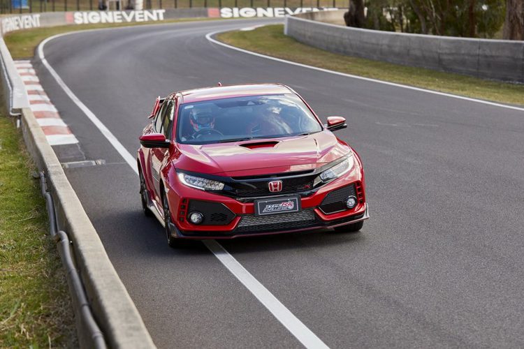 فيديو : هوندا سيفيك Type R تحقق رقم قياسي لسيارات الانتاج بالدفع الامامي