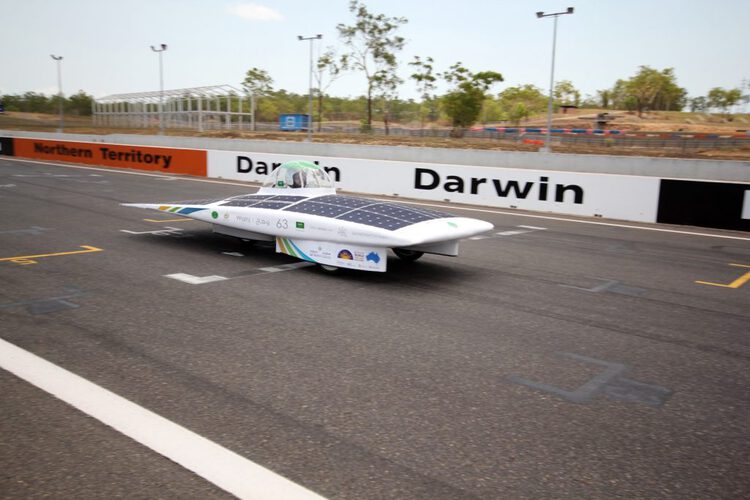 طلاب سعوديون يصنعون سيارة تسير بالطاقة الشمسية