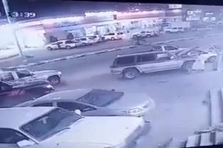 فيديو : الشرطة السعودية تبحث عن سائق صدم سيارات دورية ولاذ بالفرار