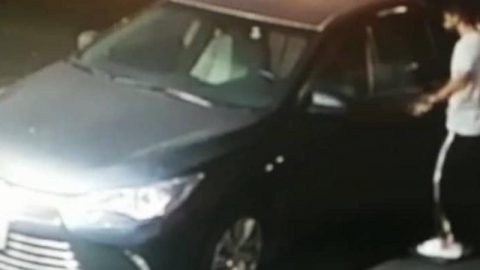 فيديو : سرقة سيارة جديدة في وضع التشغيل في السعودية
