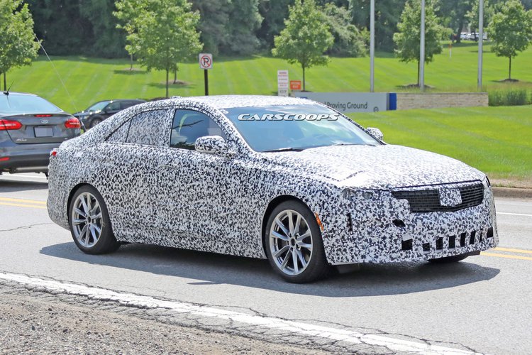 كاديلاك CT4 وCT5-V الجديدتان يظهران في نهاية الشهر