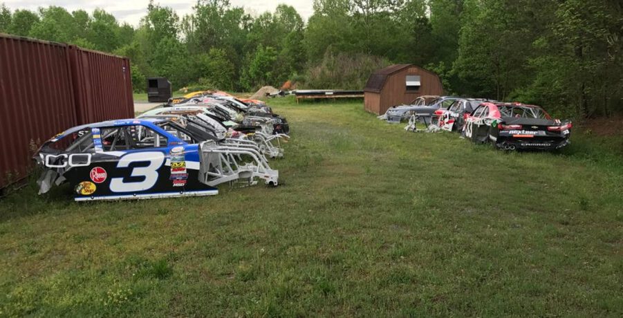 نظرة على سيارات سباقات ناسكار المهجورة في الغابات