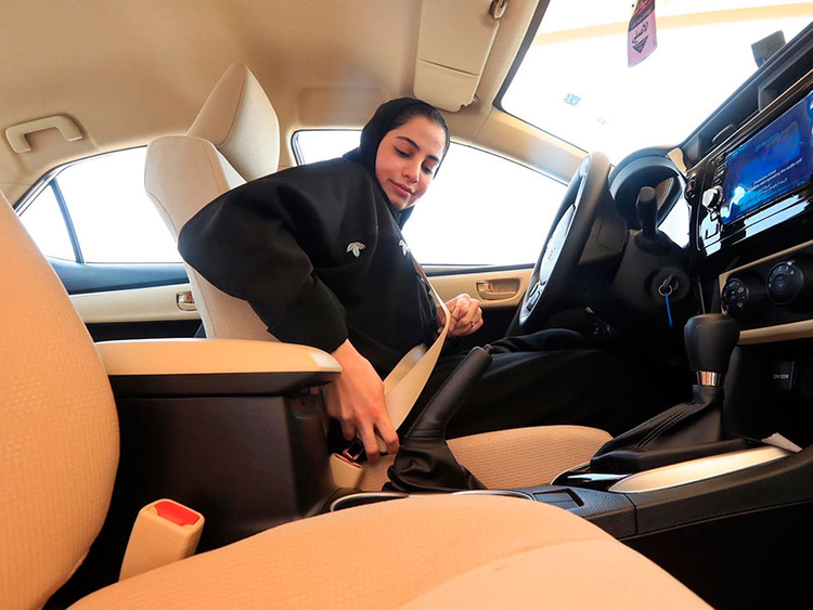 قيادة المرأة تسببت في تراجع اعداد السائقين الخصوصين في المملكة