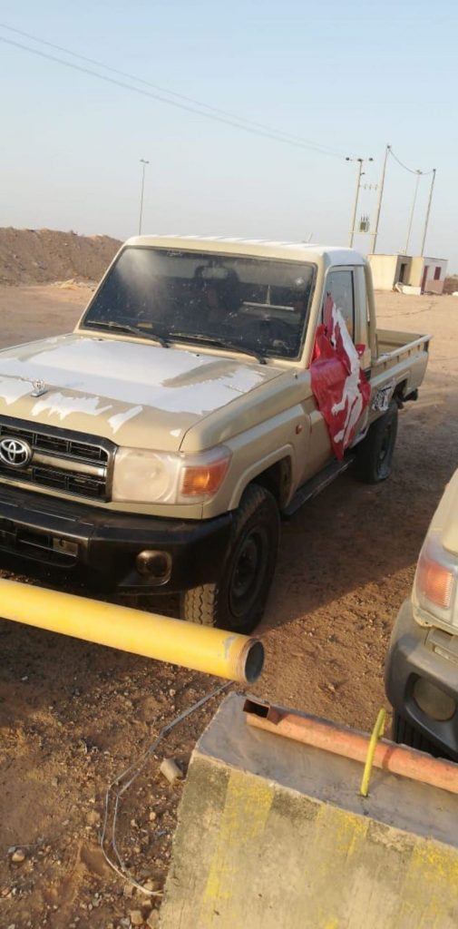 ضبط سائق سيارة قام بوضع رسوم عليها وعلامة سجائر شهيرة بالمملكة