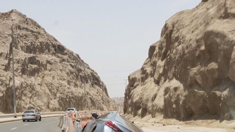 سقوط سيارة في حفر جانبي في أحد شوارع مكة المزدحمة
