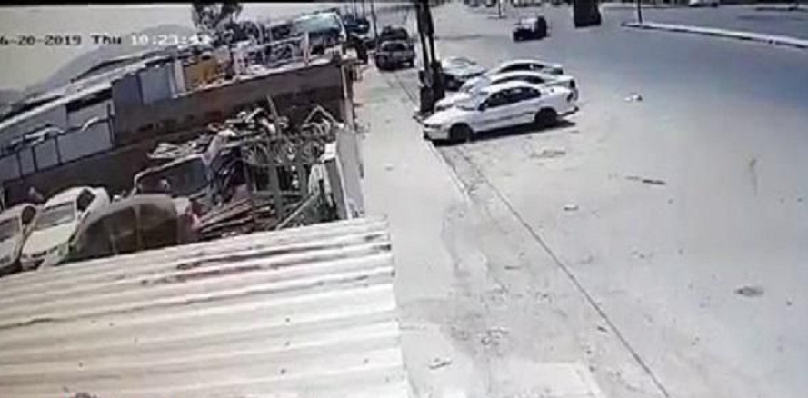 فيديو : رصد سيارة تتمايل في احد طرق السعودية قبل أن تصدم سيارتين