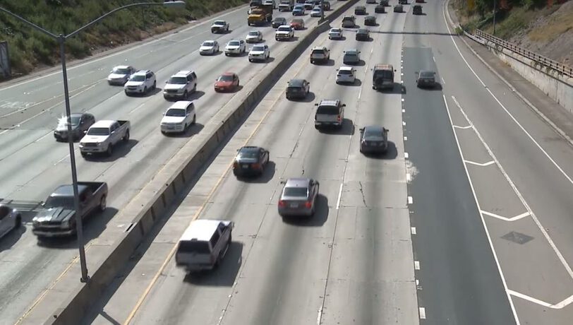 المرور السعودي يعلن ضوابط الانتقال من مسار لآخر بالطريق