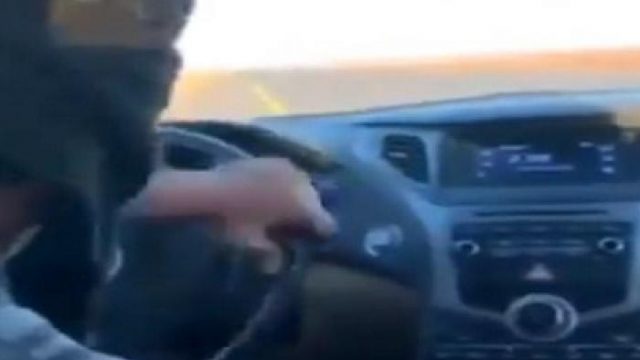 سعوديون يطالبون النائب العام بالتدخل بسبب تفحيط بسيارة بها طفل صغير