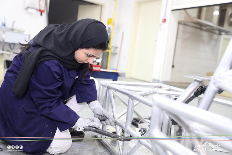 أمجاد العمري تشارك في تحدي للسيارات الشمسية في استراليا