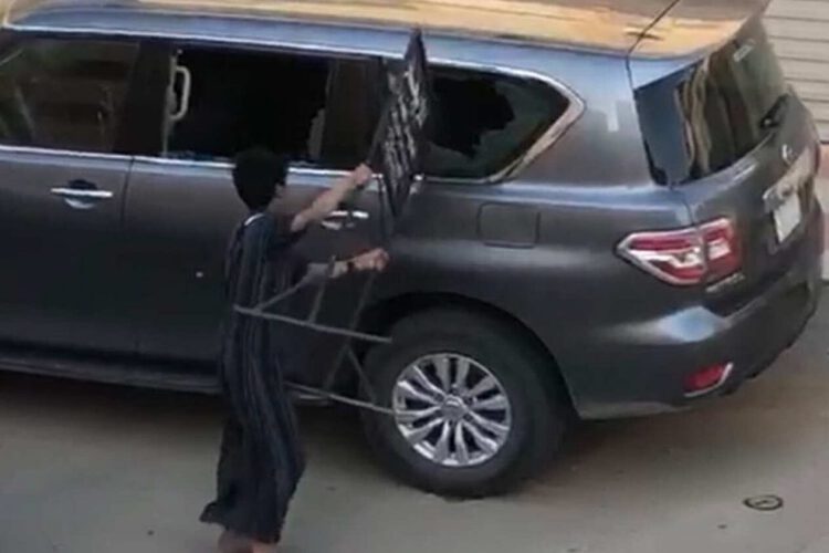 القبض على 3 سعوديين حطموا سيارة في القصيم بالعمد