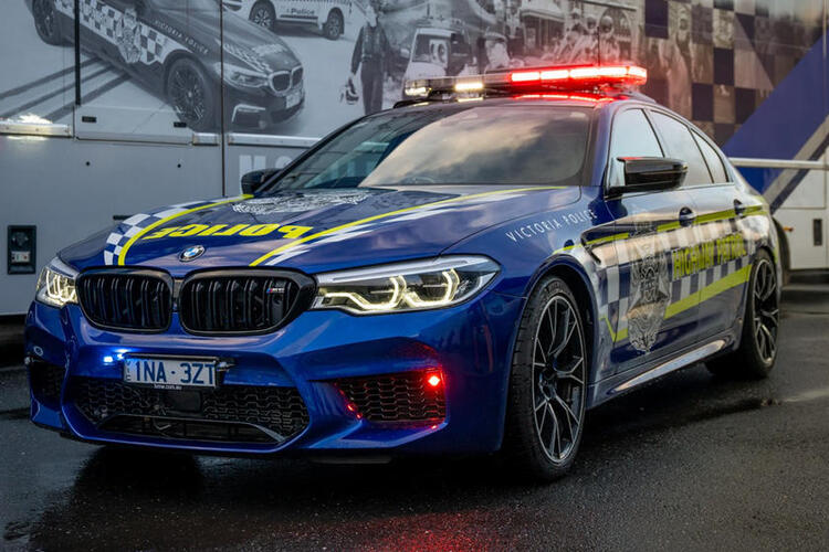 BMW M5 Competition تتحول لسيارة شرطة ديناميكية مثيرة
