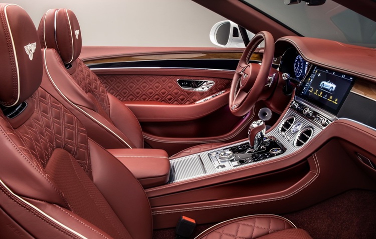 سيارة بنتلي للاعب هارون كمارا مهاجم نادي الاتحاد السعودي الجديد