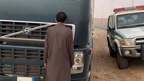 فيديو : القبض على سائق شاحنة تخطي الرصيف في الرياض