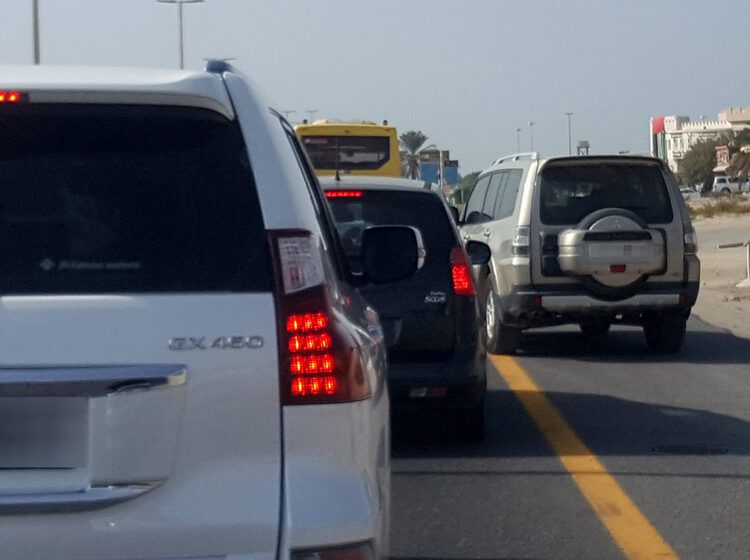 المرور يعلن قيمة غرامات مخالفات السير في أكتاف الطرق