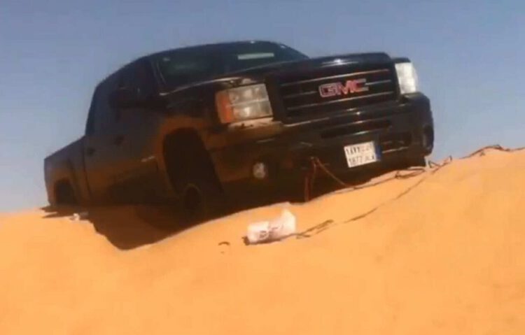 فيديو : جمعية غوث تنقذ سيارة عالقة في الرمال
