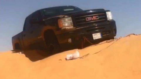 فيديو : جمعية غوث تنقذ سيارة عالقة في الرمال