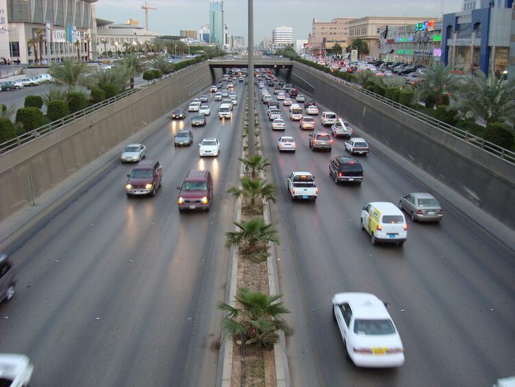 النقل تنظم تدريب لتقليل مخاطر الحوادث وتنفي زيادة الرسوم على الطرق