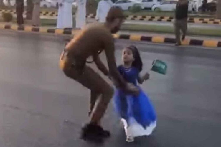 فيديو : جندي سعودي ينقذ بشجاعة طفلة من أمام مسيرة سيارات احتفالية باليوم الوطني