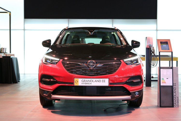 أوبل جراند لاند X هايبرد 4 تأتي بقوة 300 حصان في فرانكفورت