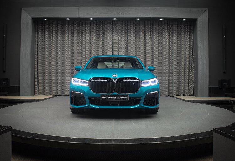 بي إم دبليو M760Li xDrive تظهر بلون مميز في أبوظبي