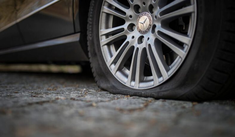 تغيير الاطارات دون رافعة … اليك الطريقة