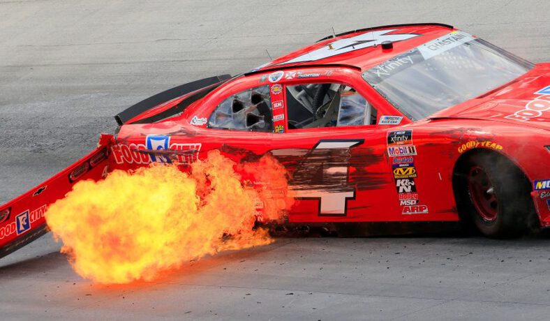 5 طرق يمكن عبرها أن تنشب النيران بالسيارات