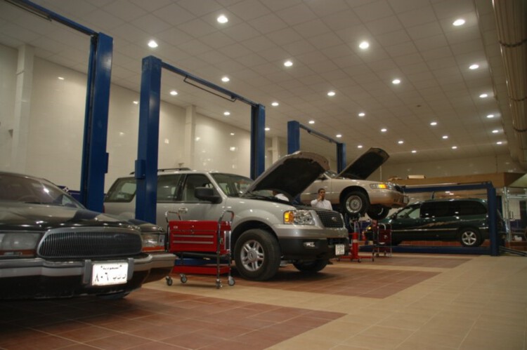 ربع العاملين في مؤسسات وشركات اصلاح السيارات والصيانة في السعودية من النساء