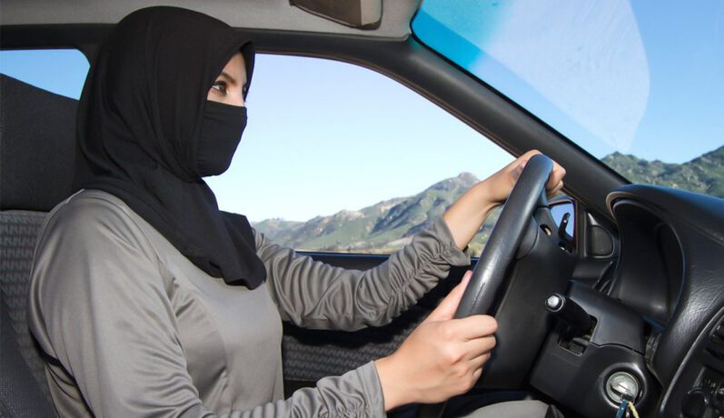 سعوديات يلجأن للتدريب الفردي على قيادة السيارات لنقص المدارس