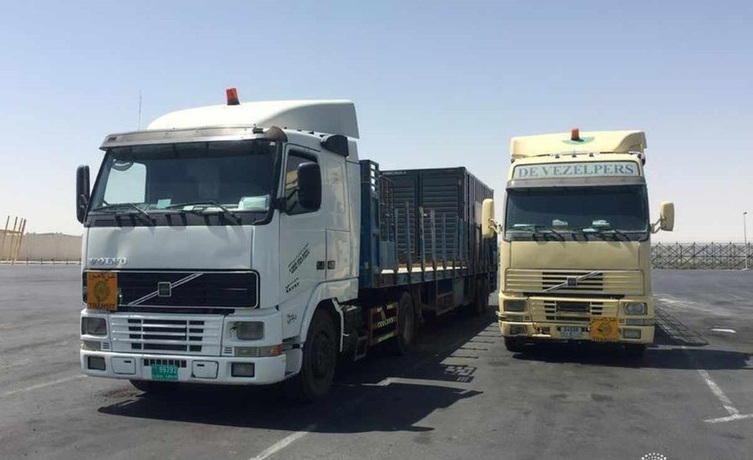 المرور يشدد على معايير حمولات مركبات النقل وحادث دورية في جدة