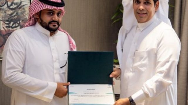 تكريم سعودي لانقاذه سيارة محتجزة في السيول واعلان مزايا النقل الذكي