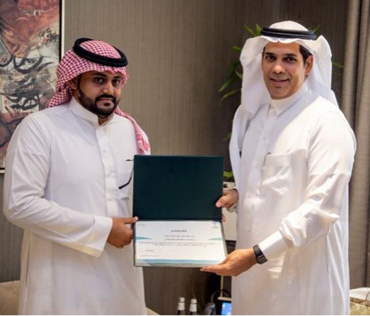 تكريم سعودي لانقاذه سيارة محتجزة في السيول واعلان مزايا النقل الذكي