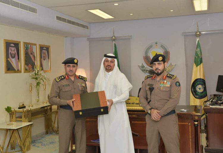 الدفاع المدني يكرم أبطال سعوديين أنقذوا عائلة في سيارة جرفتها السيول