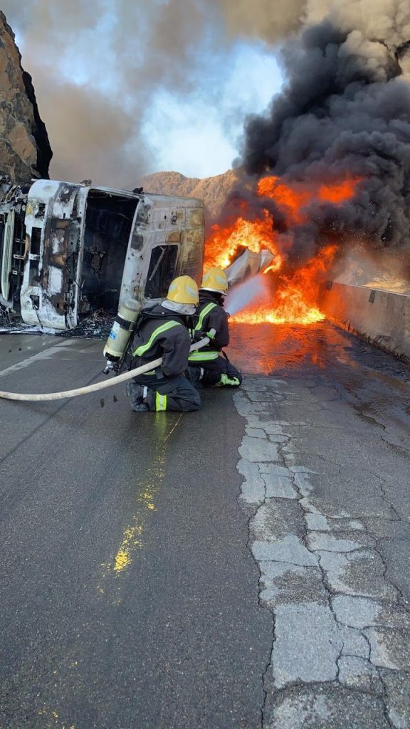 الدفاع المدني يخمد حريق في ناقلة وقود تعرضت للانقلاب