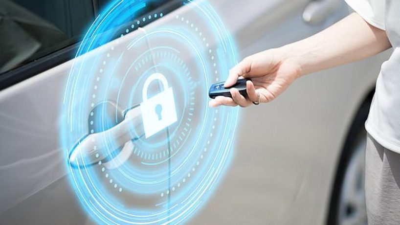 كيف تعمل شركات السيارات على زيادة أمان تقنية فتح الأبواب عن بعد؟