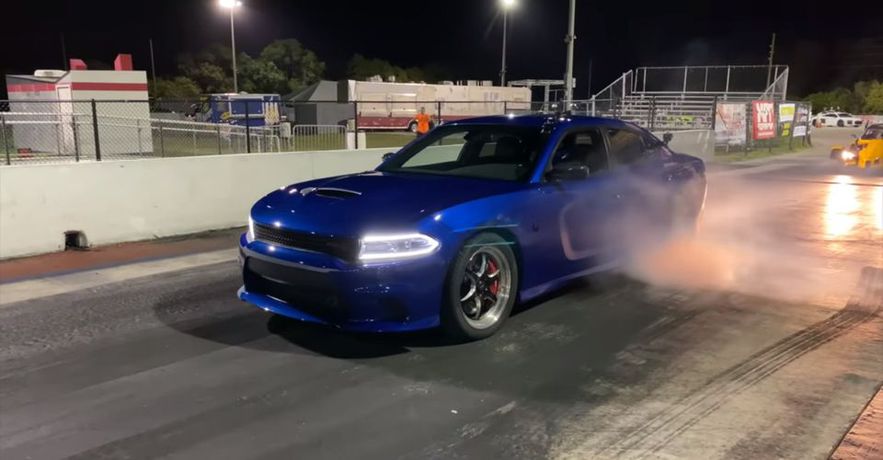 دودج هيلكات معدلة بقوة 1000 حصان تتحدى مكلارين 720S بسباق تسارع