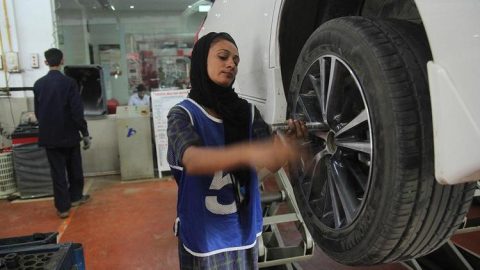سعوديات يطالبن بقسم خاص للنساء لتعلم ميكانيكا السيارات