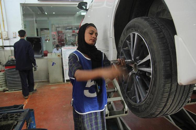 سعوديات يطالبن بقسم خاص للنساء لتعلم ميكانيكا السيارات