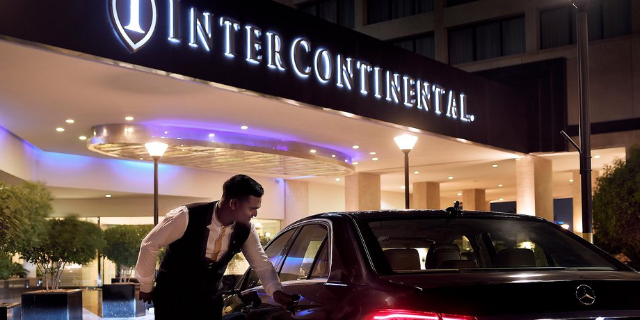 استثناء عامل صف السيارات والسائق البواب من التوطين في السياحة