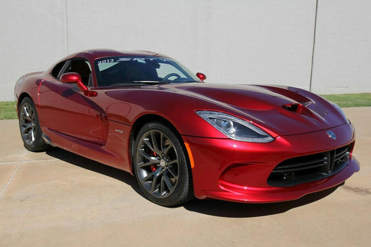 انطلاق مزاد جديد على أول نسخ الجيل الأخير من دودج فايبر SRT 2013