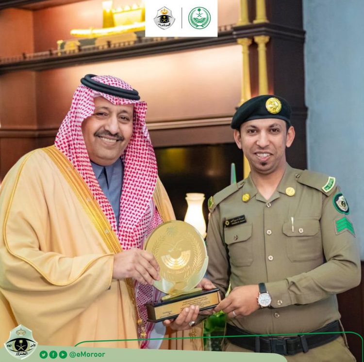 المرور يكرم رقيب لإنقاذه طفلة محتجزة في سيارة في المخواة