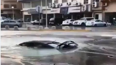 فيديو : إنقاذ مواطن بعد ابتلاع هبوط أرضي لسيارته