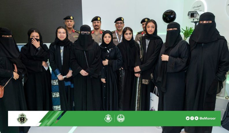 إقبال من النساء والأطفال على جناح المرور في المعرض الدولي الخامس للسلامة المرورية