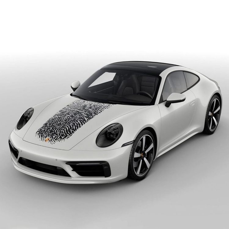 بورشة تطبع ملصقات على شكل بصمة الأصابع الحقيقية لملاك سياراتها